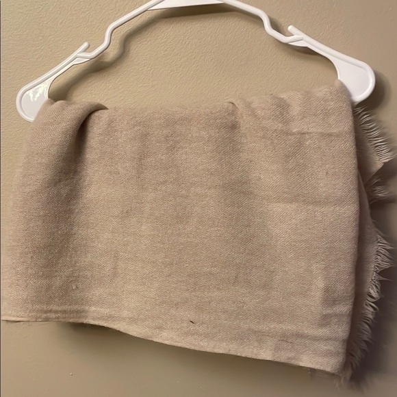 Accessories - Elegant Beige Fringed Wrap​​